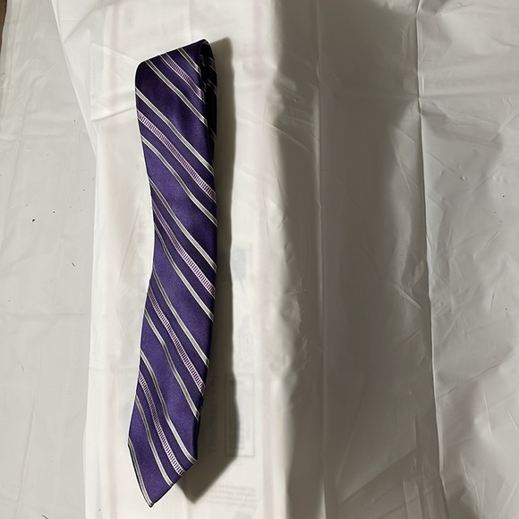 Micheal Kors men’s tie- purple in 2 shades and silver 100% silk like new - Picture 7 of 7